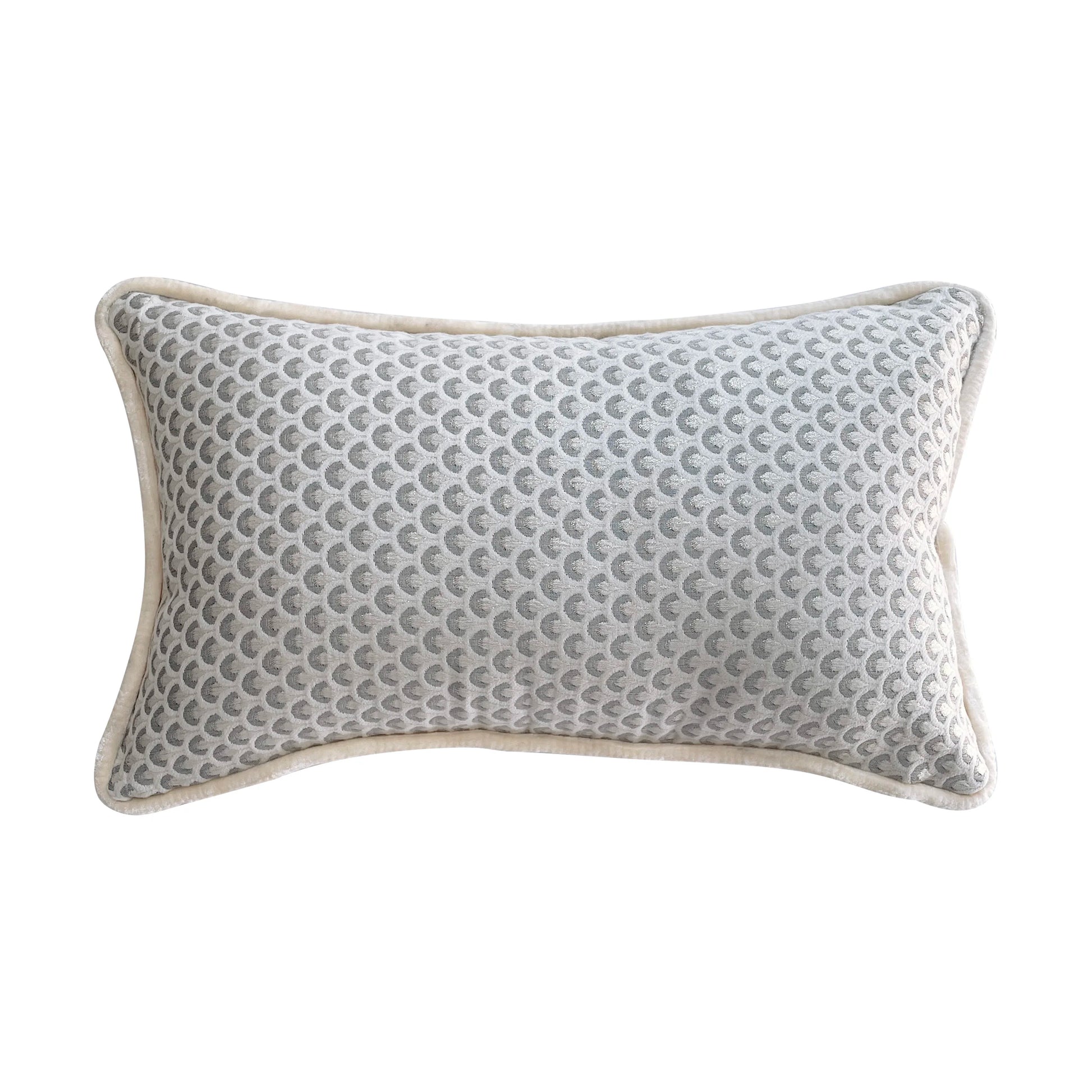 housse de coussin poisson vintage avec un motif en écailles gris et blanc, bordure claire - version rectangle