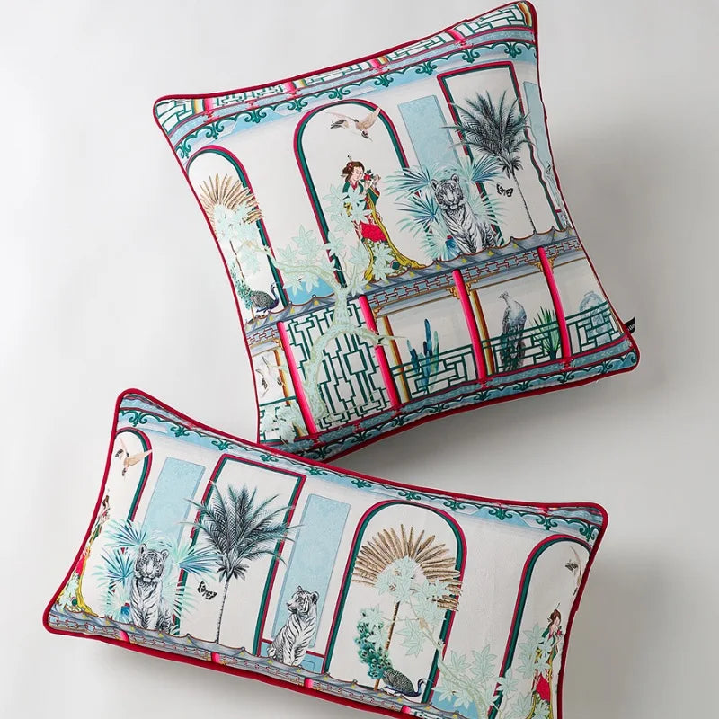 Housse de Coussin en Velours Doux  avec un design inspiré de l'Asie, représentant une scène traditionnelle avec une femme en tenue colorée, un tigre, des plantes exotiques et des oiseaux, entourée de motifs géométriques et de colonnes, avec une bordure rouge - version carré et rectangle