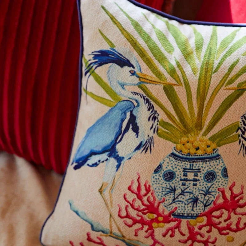 Housse de Coussin Blanc et Bleu décoratif avec deux hérons bleus, un vase orné au centre, des feuilles tropicales vertes et des coraux rouges, style aquarelle tropical et marin - zoom sur matière