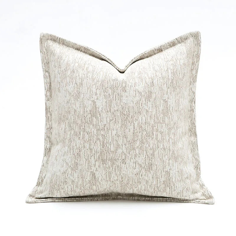 Housse de Coussin Beige 50x50 décoratif carré avec un design minimaliste et contemporain, en tissu texturé beige et gris clair, présenté sur un fond blanc épuré - de face