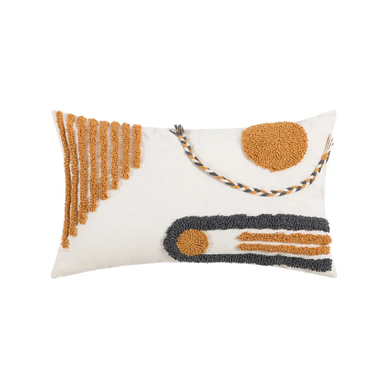 Housse de Coussin Style Boheme Terracotta décoratif au style bohème minimaliste, avec broderies en relief de formes géométriques jaunes moutarde et grises anthracite, sur fond blanc texturé. Bordures tressées artisanales - modèle rectangulaire