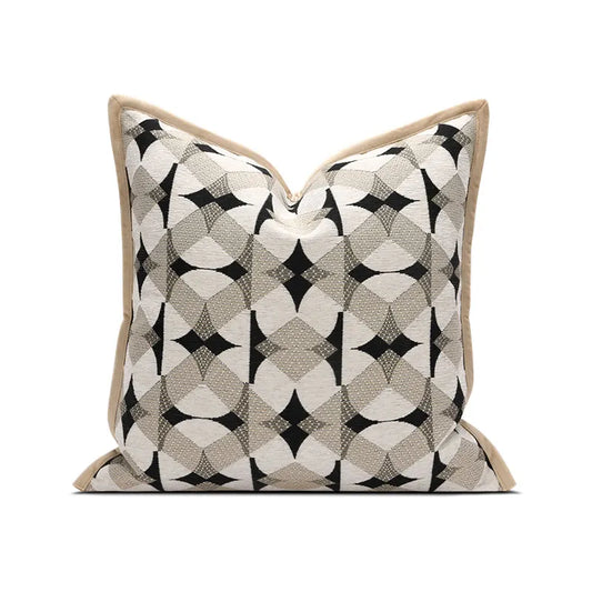 housse de coussin noir et beige rayé avec un motif géométrique en losanges et étoiles noires, bordé de beige, sur un fond blanc minimaliste - de face