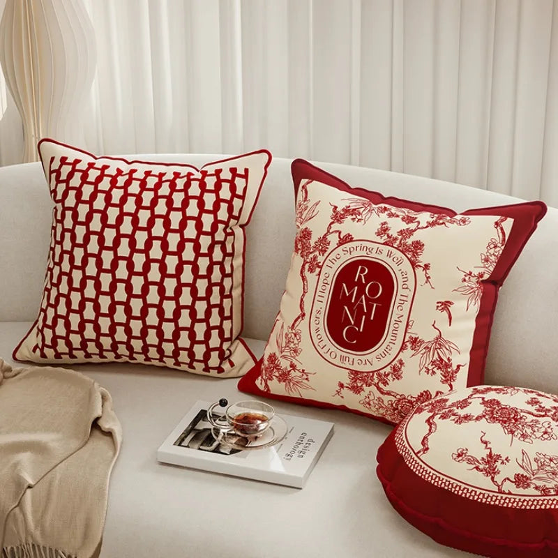 Housse de Coussin Motifs Rouges géométriques en forme de chaîne, avec une bordure rouge - en scène