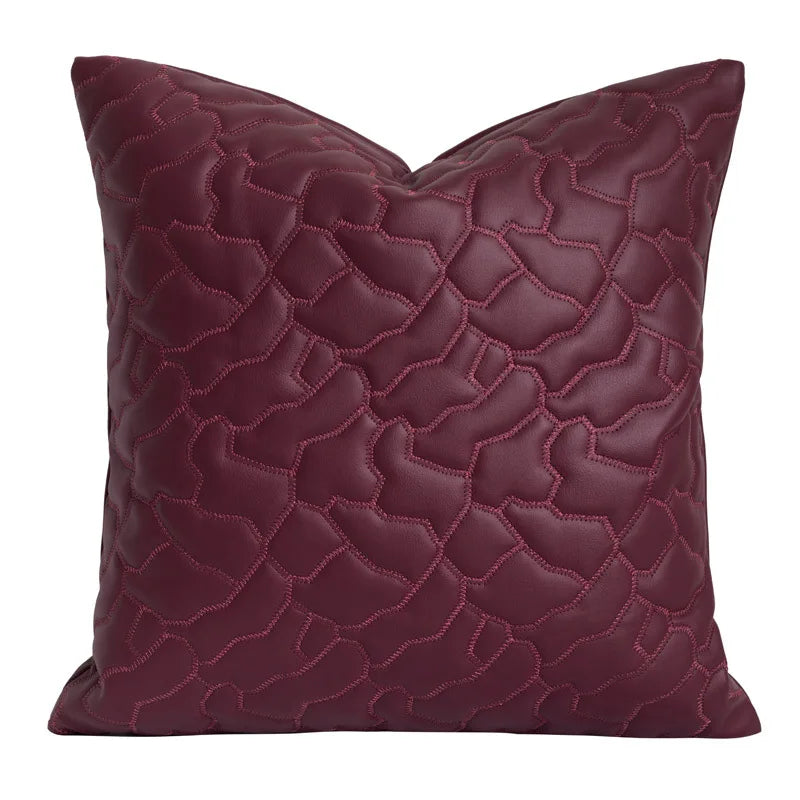 Housse de Coussin Matelassé Rouge avec motifs irréguliers en relief, sur fond blanc, centré, style photographique en studio - de face