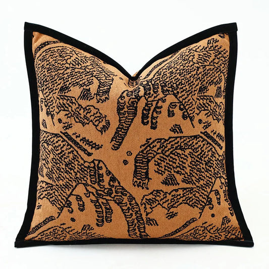 Housse de Coussin Orange et Noir avec motifs d'animaux brodés en noir, représentant des tigres, avec une bordure noire - de face