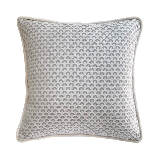 housse de coussin poisson vintage avec un motif en écailles gris et blanc, bordure claire - de face 