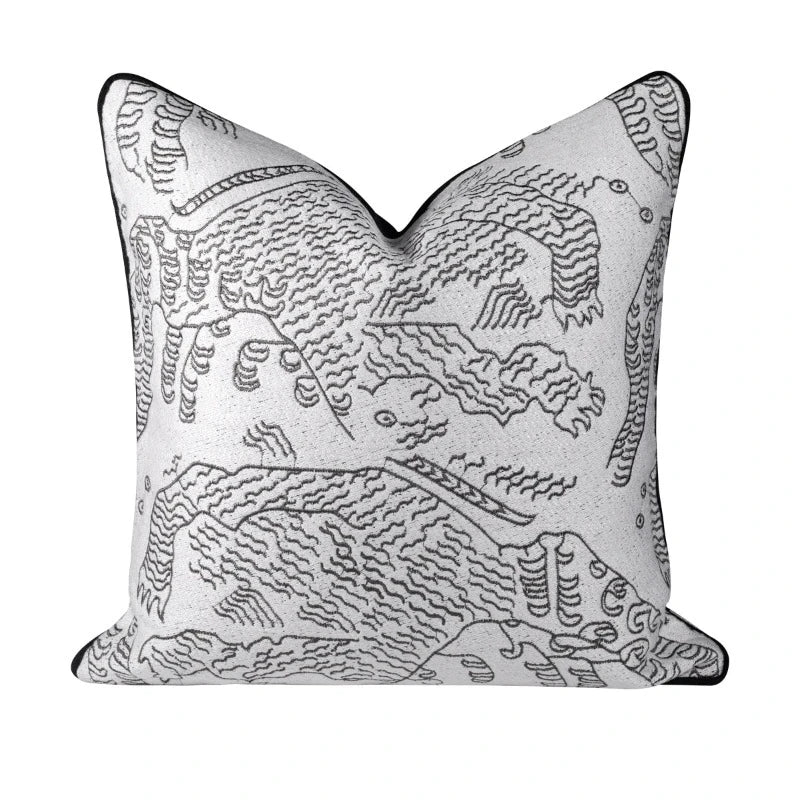 Housse de Coussin Graphique Noir et Blanc avec motifs noirs abstraits ressemblant à des animaux stylisés, bordé de noir - de face