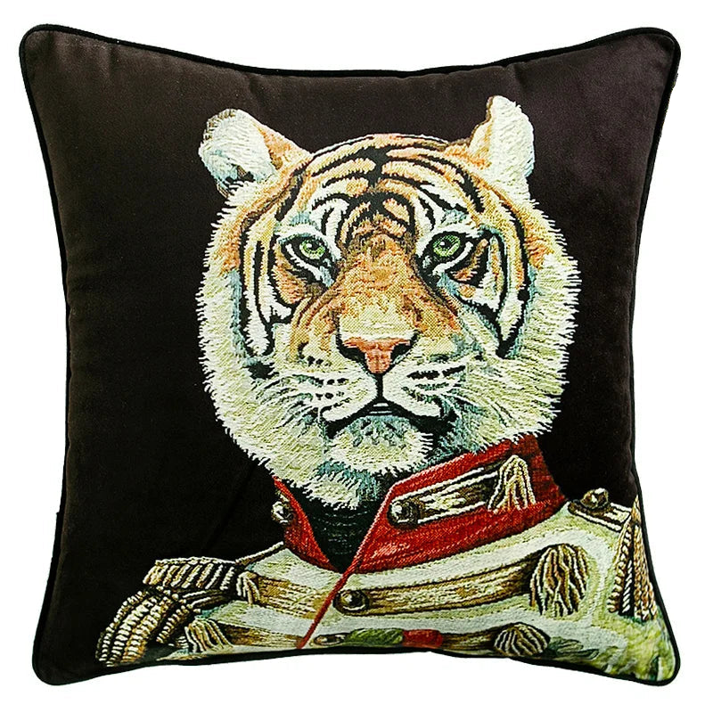 Housse de Coussin Noir 45x45 représentant un tigre anthropomorphique avec des yeux verts, vêtu d'un uniforme militaire rouge et doré avec des broderies luxueuses, sur fond noir - de face