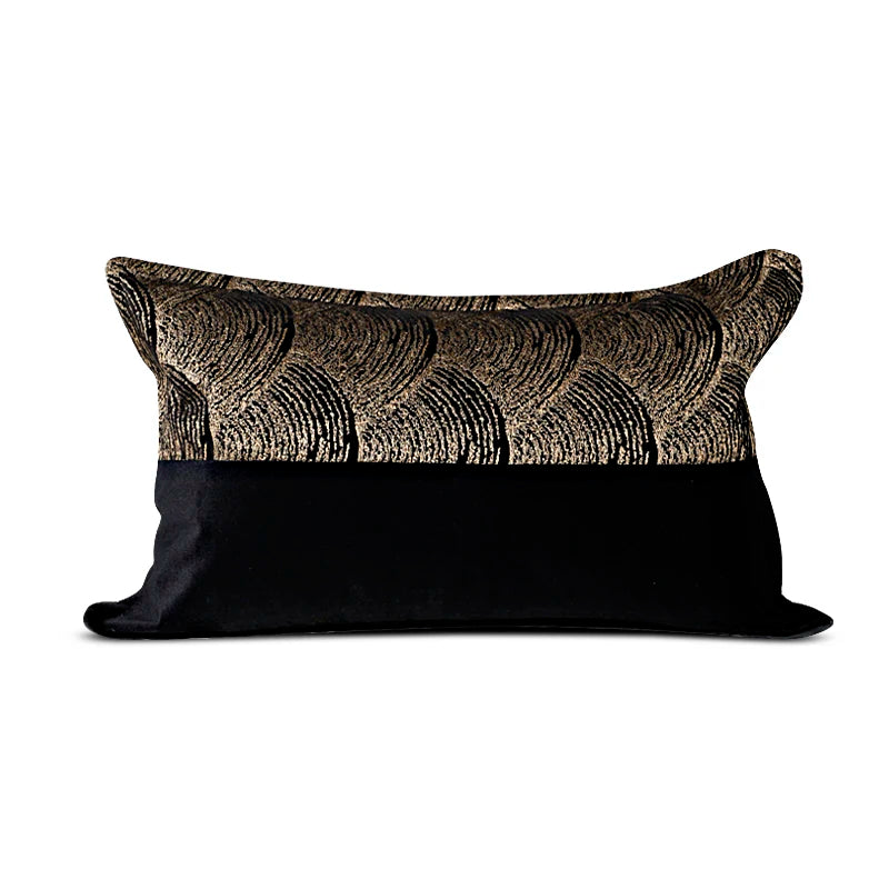 Housse de Coussin 45x45 Geometrique Noir et Or avec motifs dorés semi-circulaires dans un style art déco sur la partie supérieure, et velours noir lisse sur la partie inférieure, posé sur un fond neutre - version rectangle