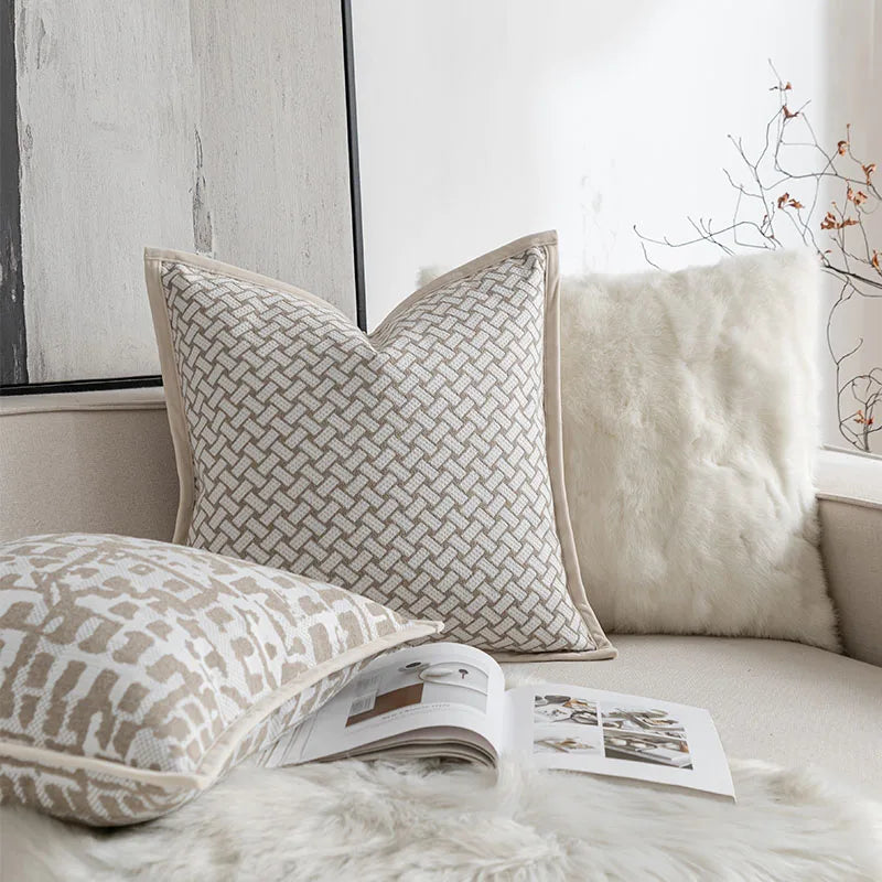 Housse de Coussin Beige et Blanc Tendance carré décoratif avec un motif tissé géométrique beige et blanc, entouré d'une bordure beige unie, photographié sur un fond blanc - mis sur scène 