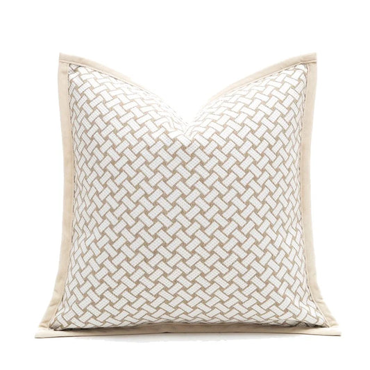 Housse de Coussin Beige et Blanc Tendance carré décoratif avec un motif tissé géométrique beige et blanc, entouré d'une bordure beige unie, photographié sur un fond blanc - de face