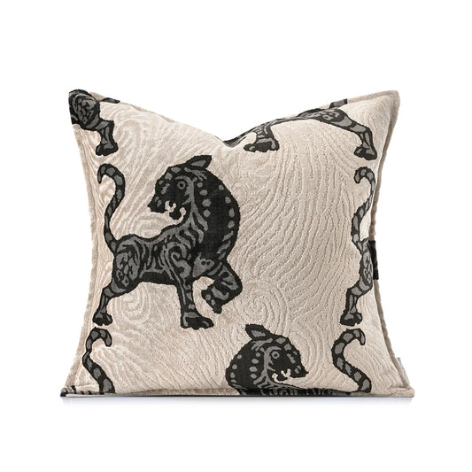 Housse de Coussin Gris Beige avec un motif de tigres noirs stylisés sur un fond beige texturé, bien éclairé en studio - de face