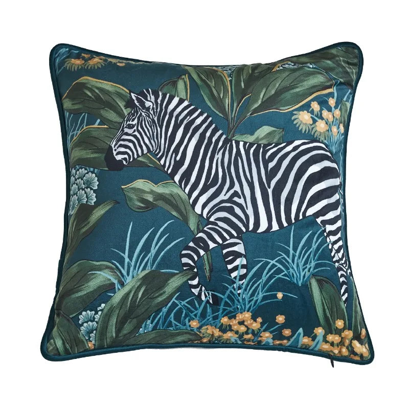 housse de coussin bleu canard floral avec un zèbre au milieu d'un feuillage tropical. Fond bleu-vert avec des feuilles vert foncé et des fleurs jaunes et blanches. Style artistique et détaillé - de face