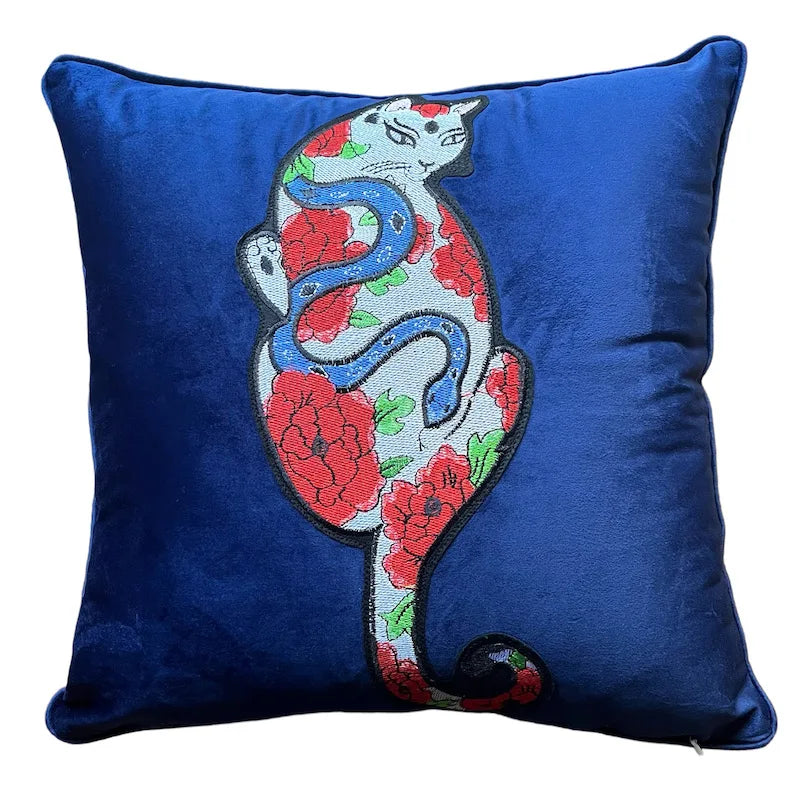 housse de coussin chat vintage en velours bleu profond avec une broderie artistique représentant un chat stylisé entouré de fleurs rouges et d'un serpent bleu, inspiré par l'art japonais traditionnel - de face