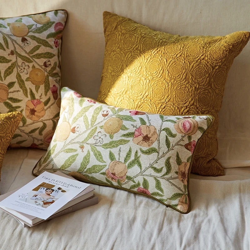 Housse de Coussin Jaune Moutarde Fleurs écoratif moderne avec un fond blanc et des motifs floraux en relief représentant des roses stylisées, photographié sur une surface blanche avec un éclairage doux pour mettre en valeur la texture et les détails - en dernier plan sur canapé