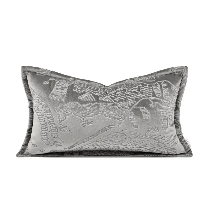 Housse de Coussin Graphique Gris en velours avec un motif texturé en relief représentant des éléments naturels et de manière abstraite montagne et tigre La lumière douce met en valeur les détails sans créer de fortes ombres - version rectangle 