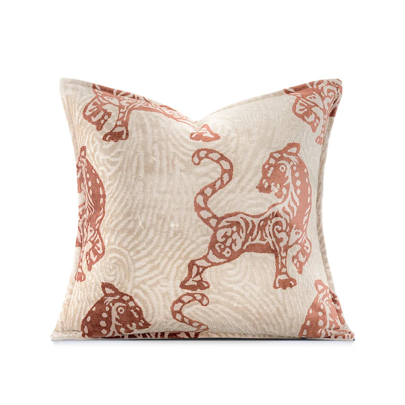 Housse de Coussin Beige et Rouge décoratif avec motif de tigre rouge sur fond beige, style moderne et minimaliste - de face