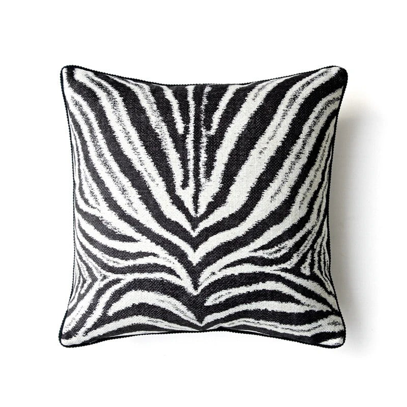 housse de coussin 50x50 noir et blanc avec un motif de zèbre noir et blanc symétrique, présenté sur un fond uni et lumineux, style minimaliste et contemporain - DE FACE