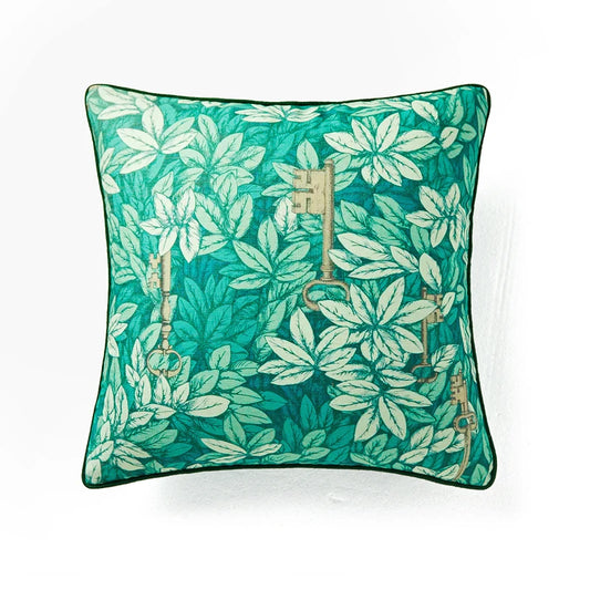 Housse de Coussin 45x45 Feuille Vert avec un motif tropical, composé de grandes feuilles vertes et turquoise entrelacées avec des clés dorées vintage. Design élégant et moderne sur fond blanc - de face