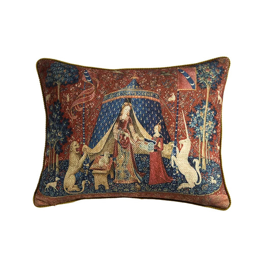 Housse de Coussin Style Vintage orné d'une tapisserie médiévale inspirée de "La Dame à la Licorne", avec une scène centrale montrant une femme entourée de licornes et d'un lion dans un cadre végétal détaillé, aux teintes rouges et bleues profondes - de face