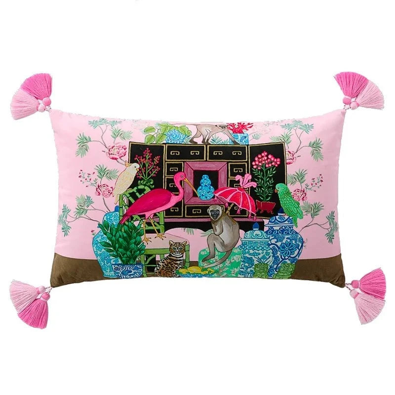 Housse de Coussin Rose Fushia avec une illustration détaillée incluant un flamant rose, un singe, un léopard, des plantes et des éléments décoratifs bleus et blancs - version rectangle