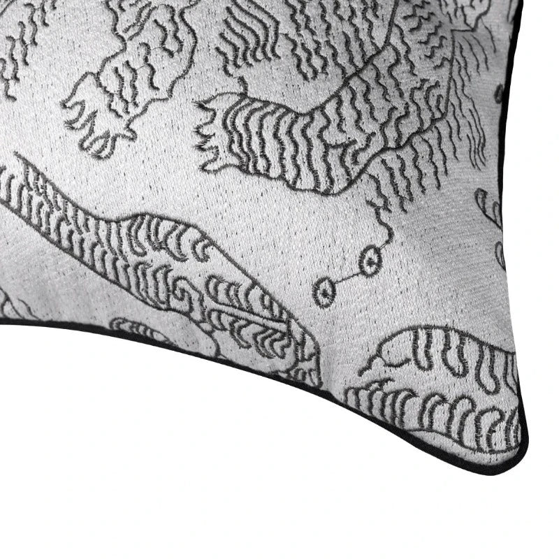 Housse de Coussin Graphique Noir et Blanc avec motifs noirs abstraits ressemblant à des animaux stylisés, bordé de noir - zoom sur coin