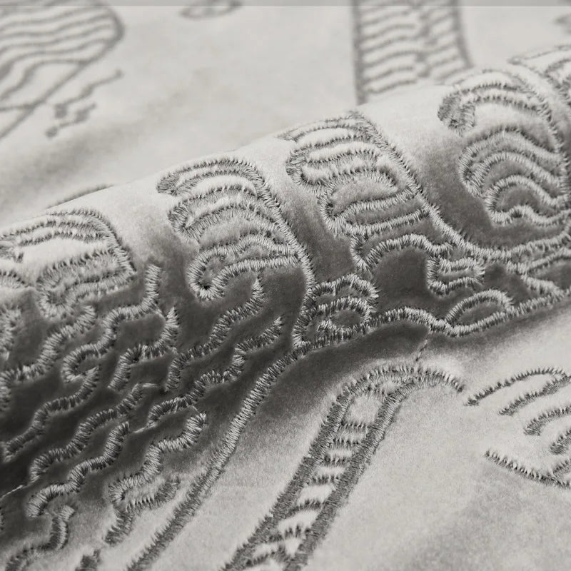 Housse de Coussin Graphique Gris en velours avec un motif texturé en relief représentant des éléments naturels et de manière abstraite montagne et tigre La lumière douce met en valeur les détails sans créer de fortes ombres - zoom sur matière