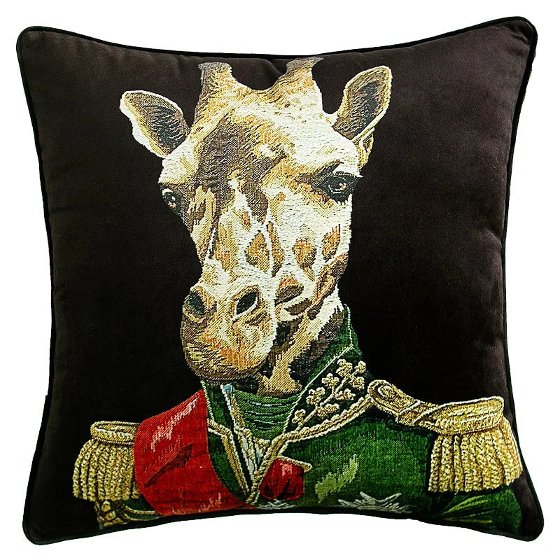 Housse de Coussin Noir 45x45 représentant un zèbre anthropomorphique vêtu d'un uniforme militaire rouge et argenté avec des détails élégants, sur fond noir - de face