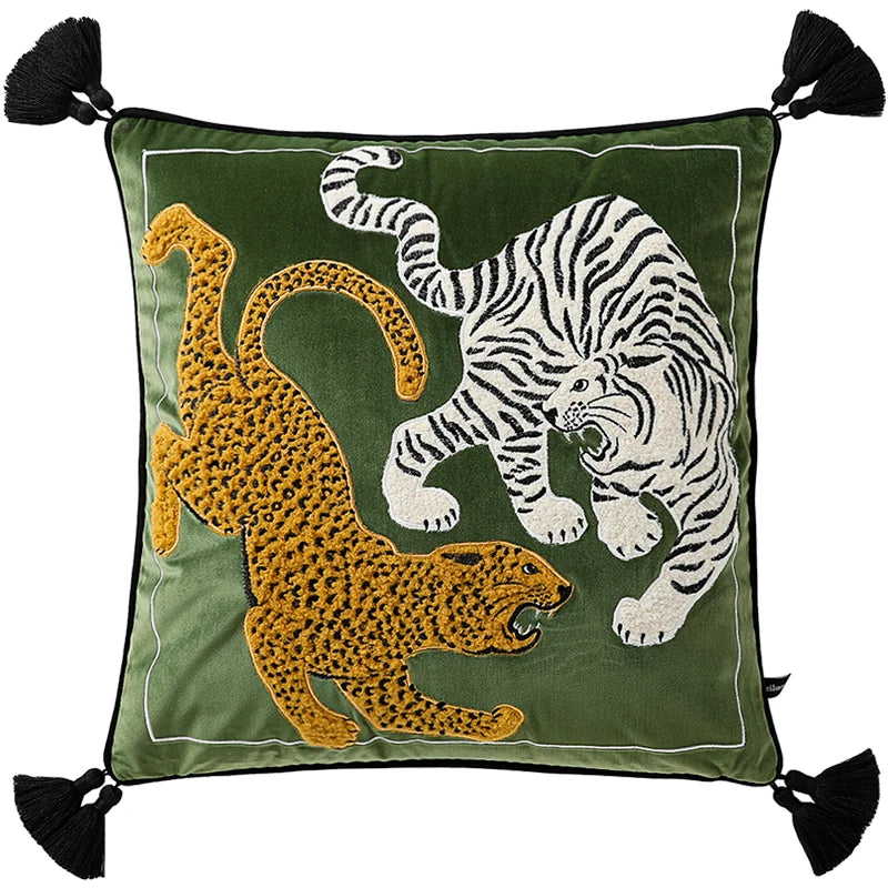 Housse de Coussin Jaune et Vert décoratif avec un tigre blanc et un léopard doré en broderie sur fond vert, avec des glands noirs aux coins - de face