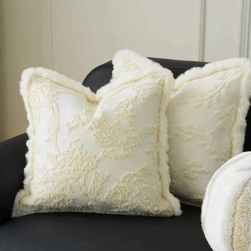 Housse de Coussin Blanc Brodé 45x45 décoratif avec des motifs floraux en relief, de couleur blanche ou ivoire, en tissu texturé avec bordure douce et moelleuse - sur canapé noir