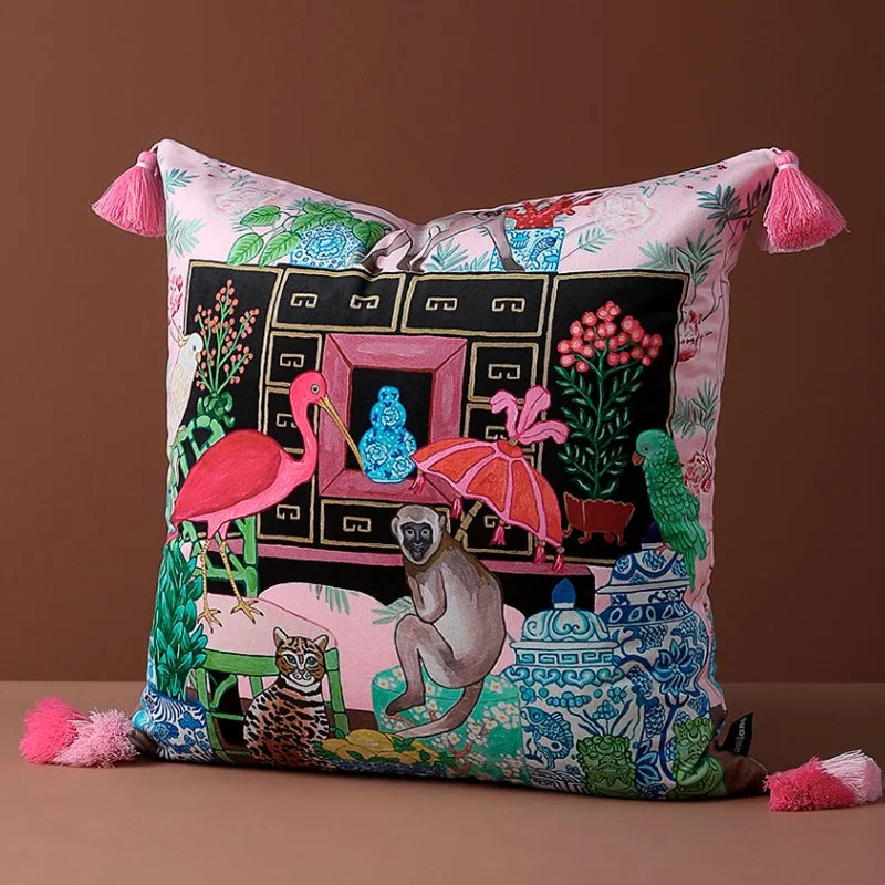 Housse de Coussin Rose Fushia avec une illustration détaillée incluant un flamant rose, un singe, un léopard, des plantes et des éléments décoratifs bleus et blancs - de 3/4