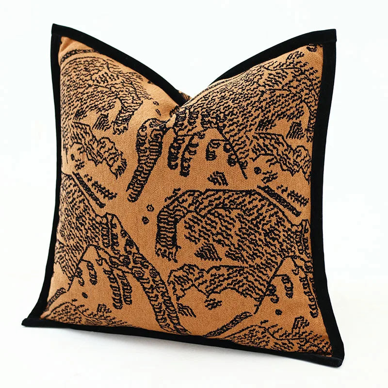 Housse de Coussin Orange et Noir avec motifs d'animaux brodés en noir, représentant des tigres, avec une bordure noire - de 3/4