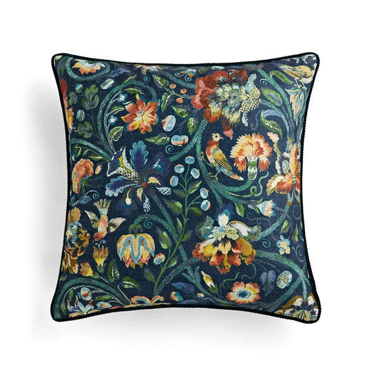 housse de coussin grosses fleurs bleu foncé avec des motifs floraux complexes et des oiseaux stylisés sur un fond bleu foncé. Design artisanal et élégant, bordé de noir, photographié sur un fond blanc avec une lumière douce - de face