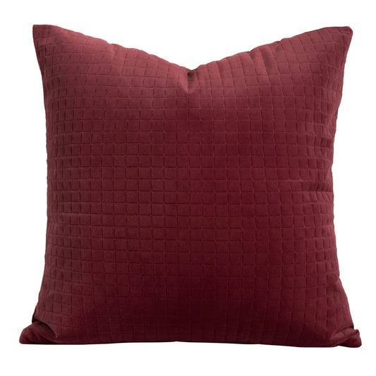 Housse de Coussin Velours Grenat avec texture en damier, sur fond blanc, centré, style photographique en studio - de face