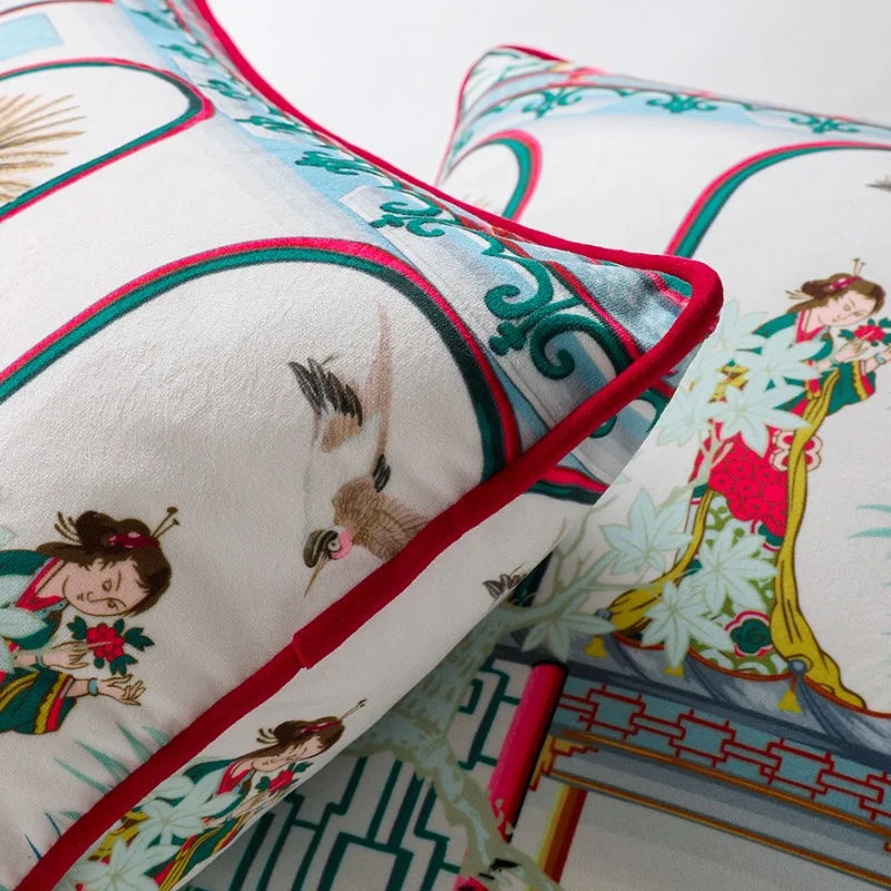 Housse de Coussin en Velours Doux  avec un design inspiré de l'Asie, représentant une scène traditionnelle avec une femme en tenue colorée, un tigre, des plantes exotiques et des oiseaux, entourée de motifs géométriques et de colonnes, avec une bordure rouge - zoom sur matière et passepoil