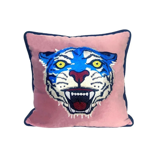 Housse de Coussin Imprime Rose et Bleu Marine avec une illustration graphique de tête de tigre bleu, bordure bleu foncé - de face