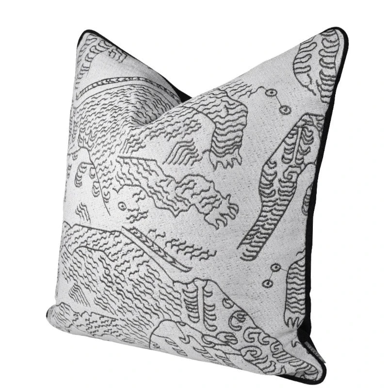 Housse de Coussin Graphique Noir et Blanc avec motifs noirs abstraits ressemblant à des animaux stylisés, bordé de noir - de 3/4