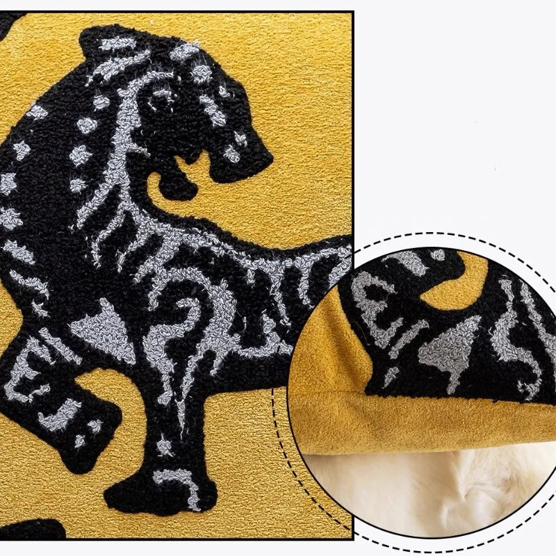 Housse de Coussin Jaune Moutarde et Gris moderne décoré de motifs de panthères noires abstraites avec des détails gris, inspiré du design textile contemporain - deuxième zoom sur matières