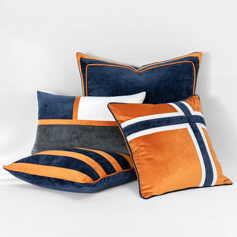 Housse de Coussin Moutarde et Bleu décoratif luxueux avec rayures verticales en velours bleu profond et orange vif, texture douce mise en valeur par un éclairage uniforme - mis en scène