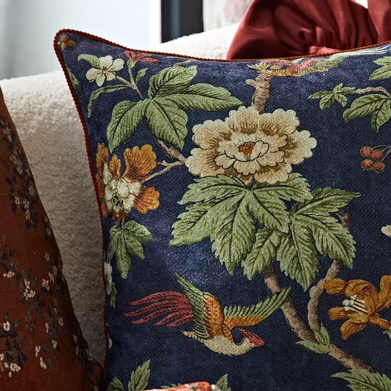 Housse de Coussin Bleu Feuilles décoratif avec motifs floraux et oiseaux sur fond bleu foncé - zoom sur motifs et matière