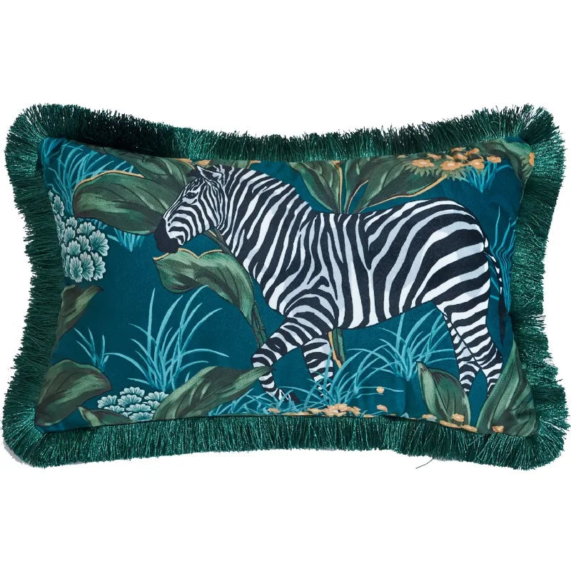 housse de coussin bleu canard floral avec un zèbre au milieu d'un feuillage tropical. Fond bleu-vert avec des feuilles vert foncé et des fleurs jaunes et blanches. Style artistique et détaillé - version rectangle avec frange, de face