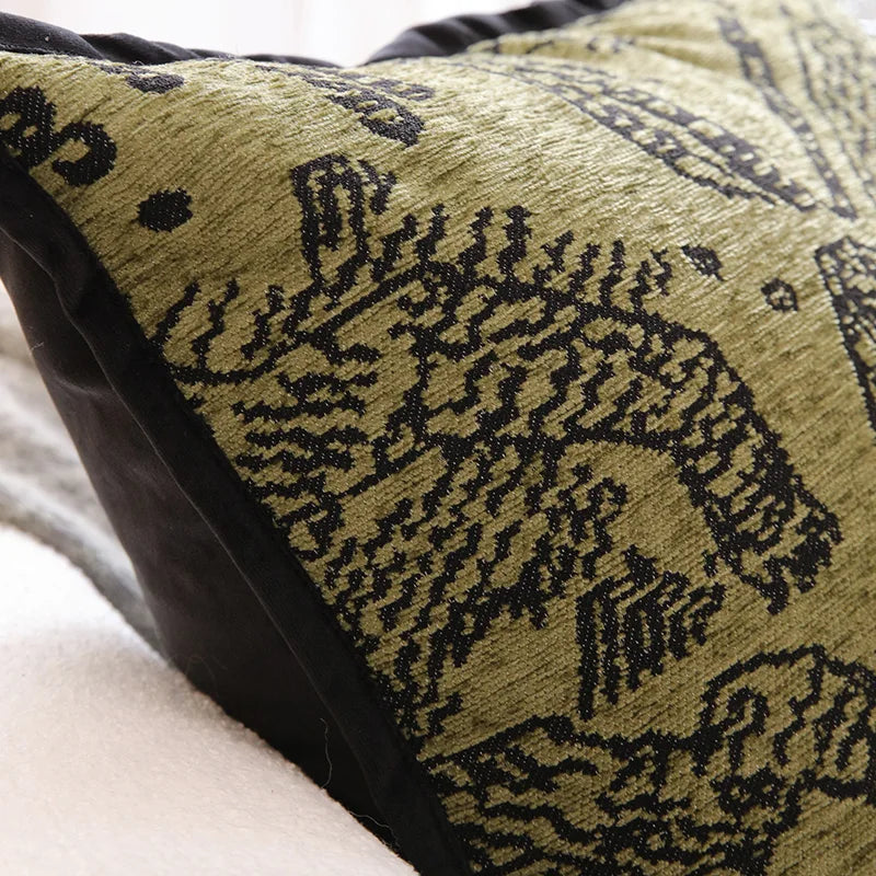 Housse Coussin Vert Noir décoratif avec un motif animalier noir sur un fond vert, bordures noires, texture tissée - zoom sur matière