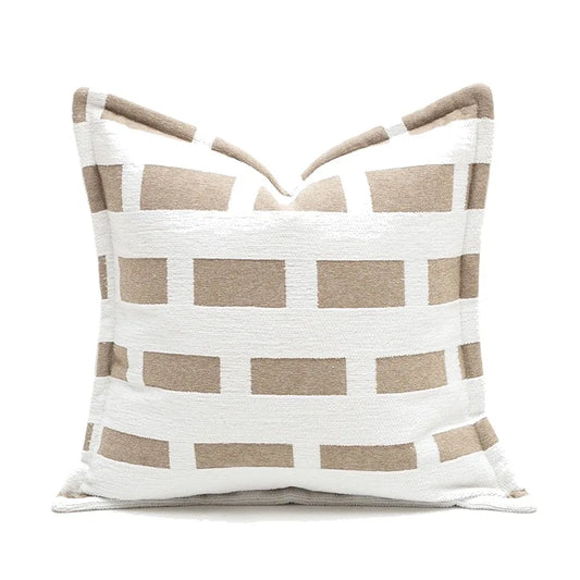 Housse de Coussin Beige Blanc Taupe décoratif moderne avec des motifs géométriques rectangulaires en beige et blanc, présenté sur un fond blanc épuré avec des ombres douces, mettant en valeur sa texture et sa qualité artisanale - de face