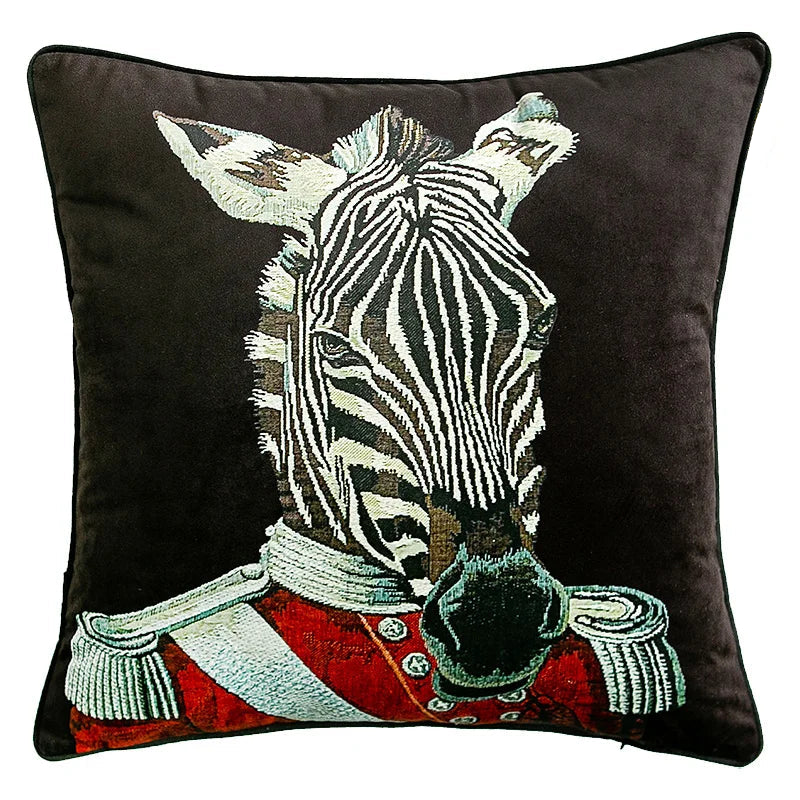 Housse de Coussin Noir 45x45 représentant une girafe anthropomorphique vêtue d'un uniforme militaire vert et rouge avec des broderies dorées, sur fond noir - de face