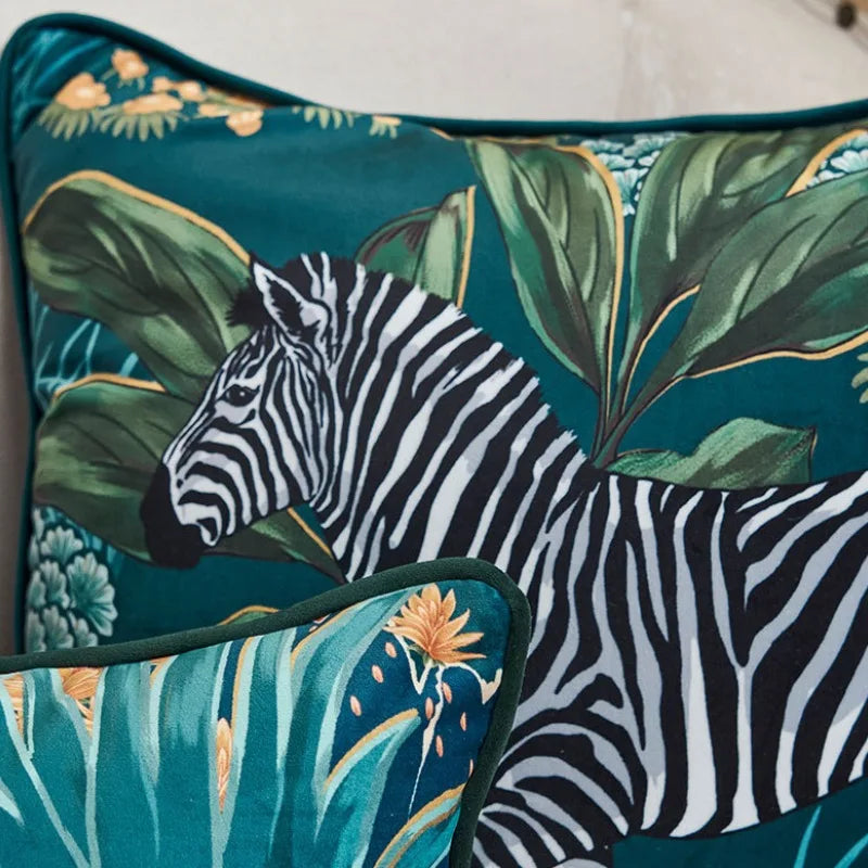 housse de coussin bleu canard floral avec un zèbre au milieu d'un feuillage tropical. Fond bleu-vert avec des feuilles vert foncé et des fleurs jaunes et blanches. Style artistique et détaillé - zoom sur motif