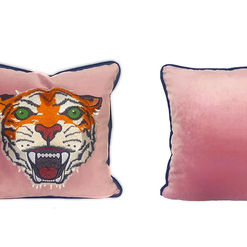 Housse de Coussin Imprime Rose et Bleu Marine avec une illustration graphique de tête de tigre orange, bordure bleu foncé - de face et de dos