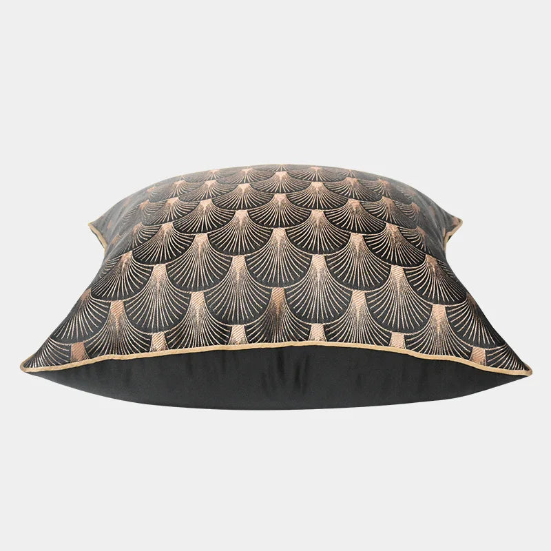 Housse de Coussin Doré Art Deco avec un motif en éventail doré sur fond noir - couché