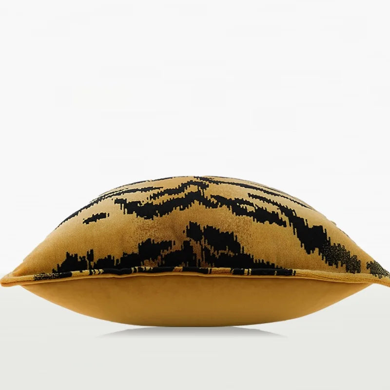 housse de coussin ethnique jaune en velours avec un motif de tigre noir et jaune doré, montrant une texture luxueuse et douce - de coté