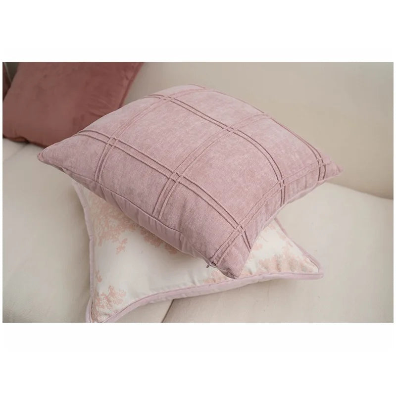 Housse de Coussin Rose Graphique avec motif géométrique en relief, style moderne minimaliste, tissu en velours texturé, sur fond blanc - en plongée