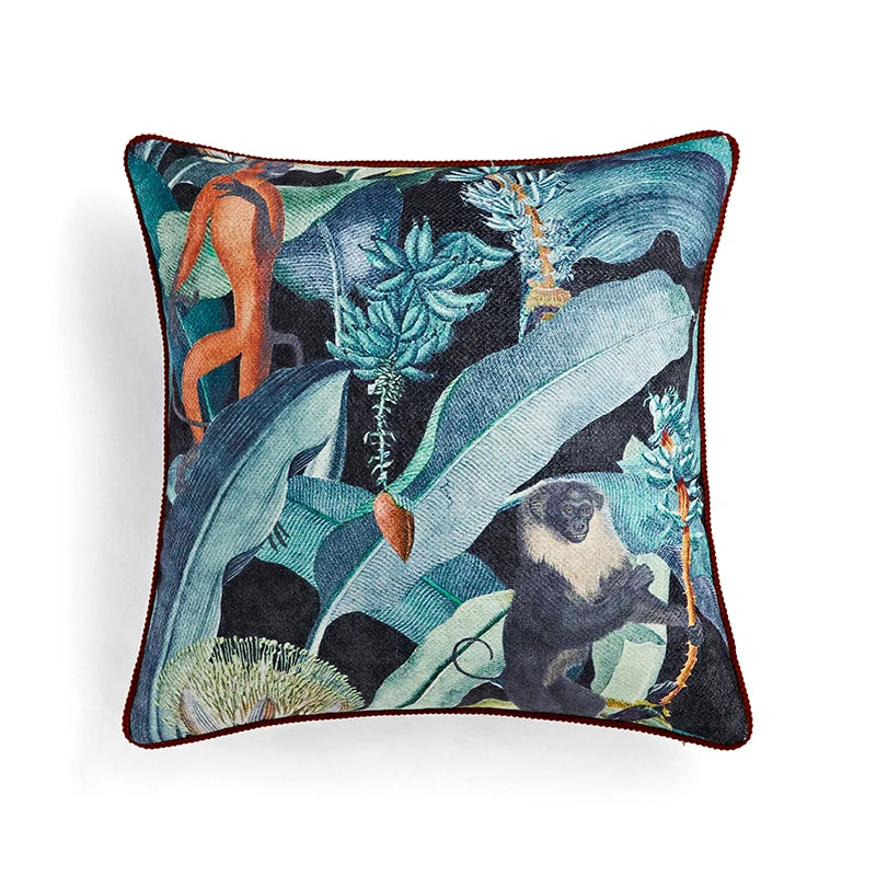 housse de coussin jungle 50x50 colorée et détaillée d'un coussin décoratif avec des feuilles tropicales vertes, des fleurs exotiques et un singe, bordé de rouge - version fond noir